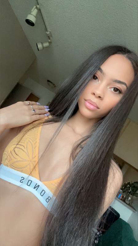live tomorrow at 11am pst/ 2pm est 🥰🥵