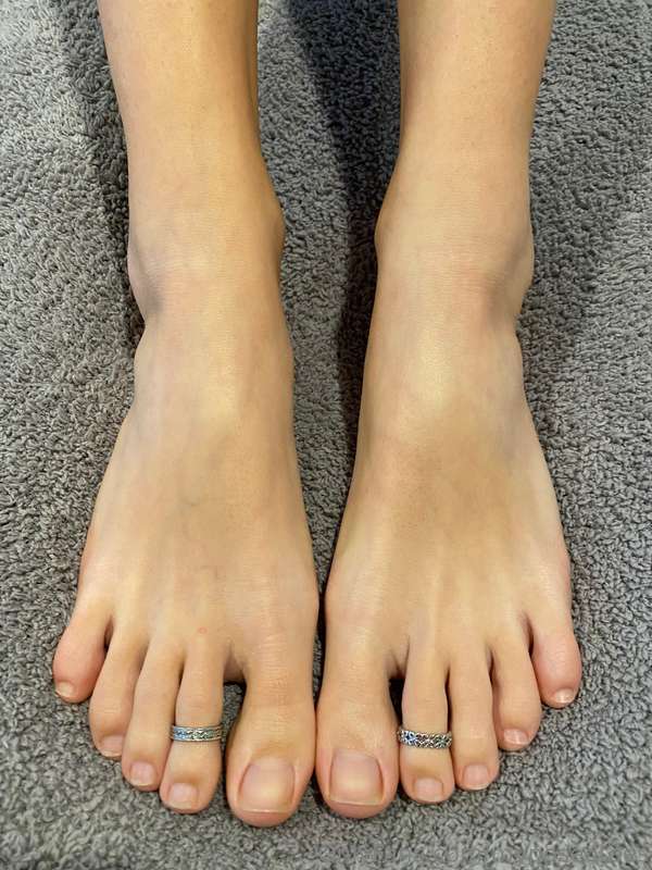 LATE NIGHT FUN 😈  I love when my natural toes get cum on the..