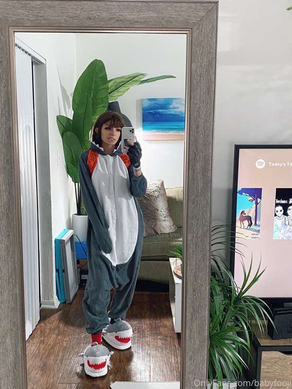I didn’t do a full set on the shark look but of course I fla.. 11