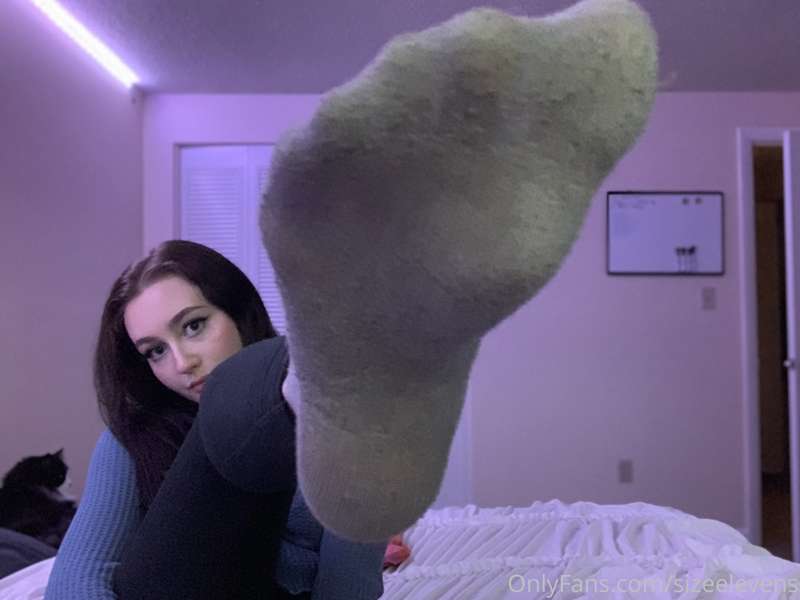 Watch your goddess say hi and cool down my hot feet. 5