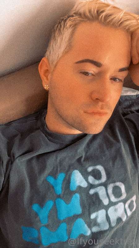 Wearing my favorite lesbian artist tshirt. What new artist i..