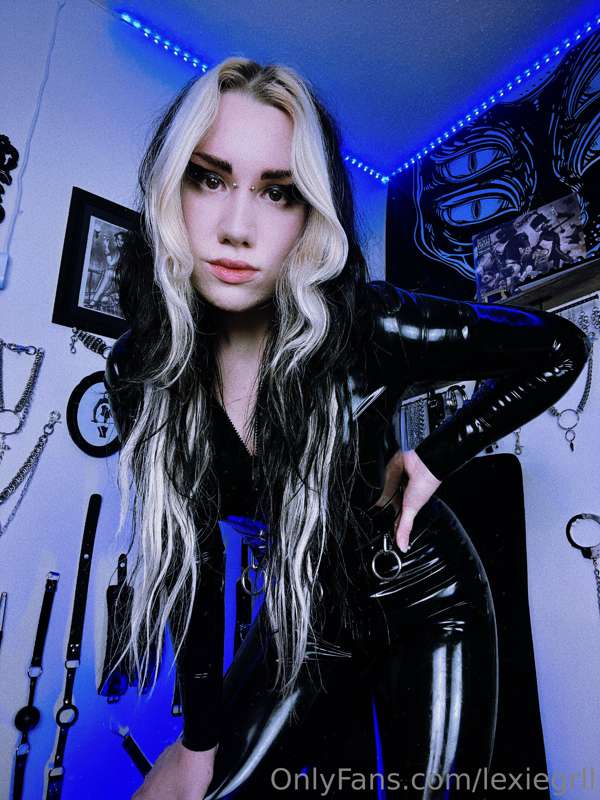 I got my latex catsuit in the mail today and damn do I look .. 1
