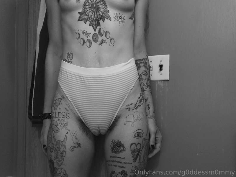 I love how the black and white looks on my body 😍 6