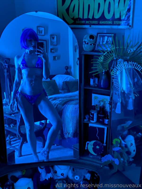 Live in ten minutes time for up to an hour. Neon blue theme