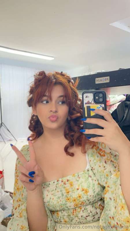 Doing my hair… come chat ❤️