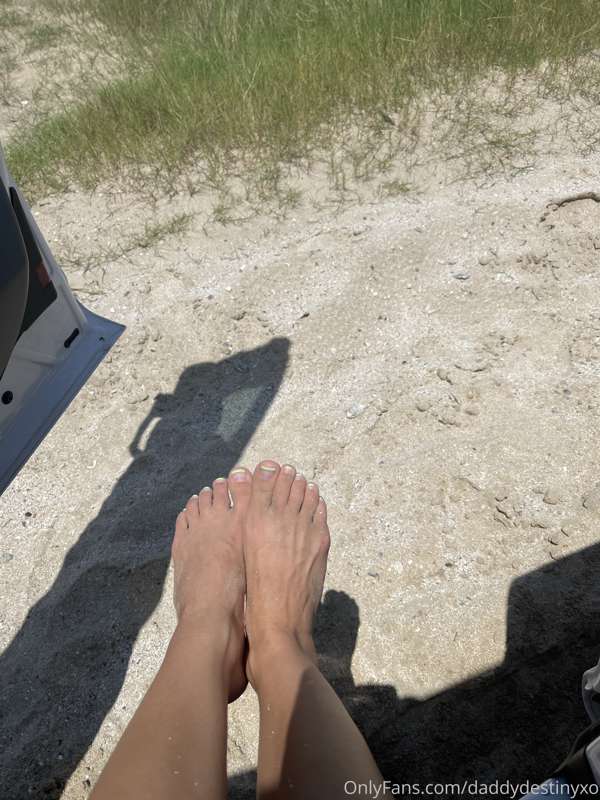 Sandy toes 🤤🤤 4