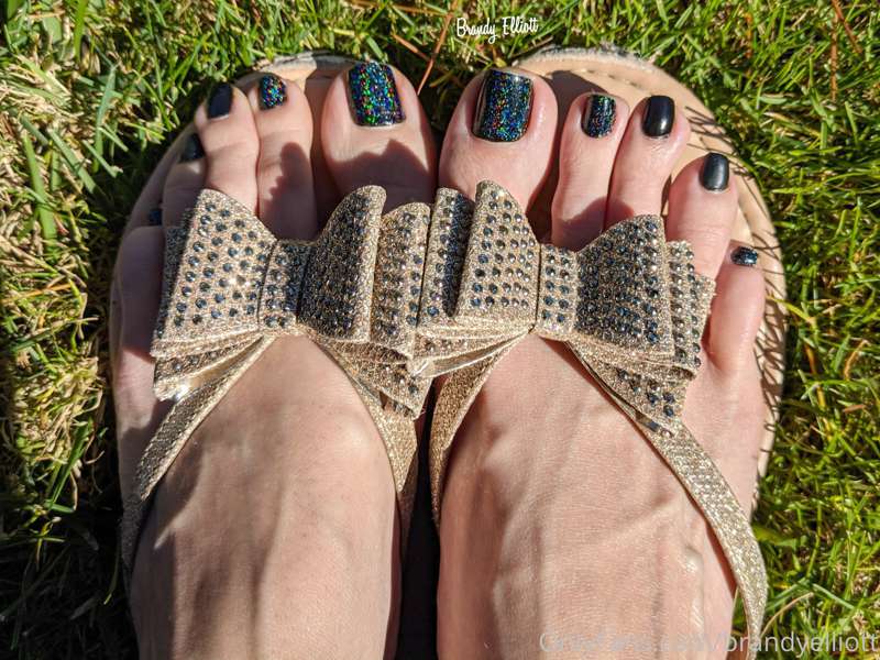 Happy Toesday 🖤 I wanted to try something a little different..