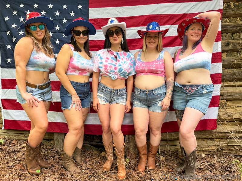 Happy 4th from your sexy hotwife team!   @hotwifekkvip  @rea..