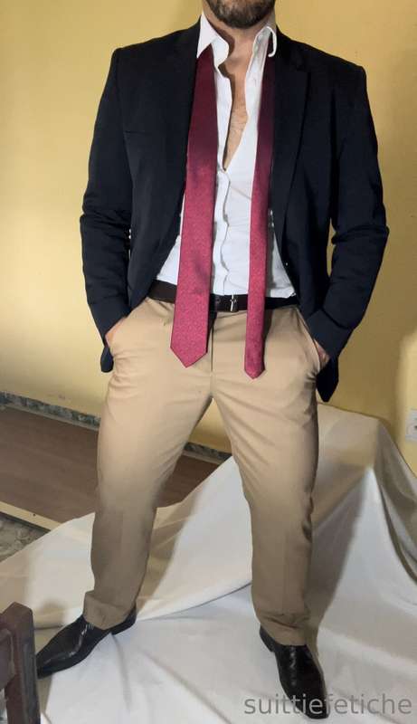 Cada vez me dá mais vontade de vestir roupa social. Gozo fác.. 17