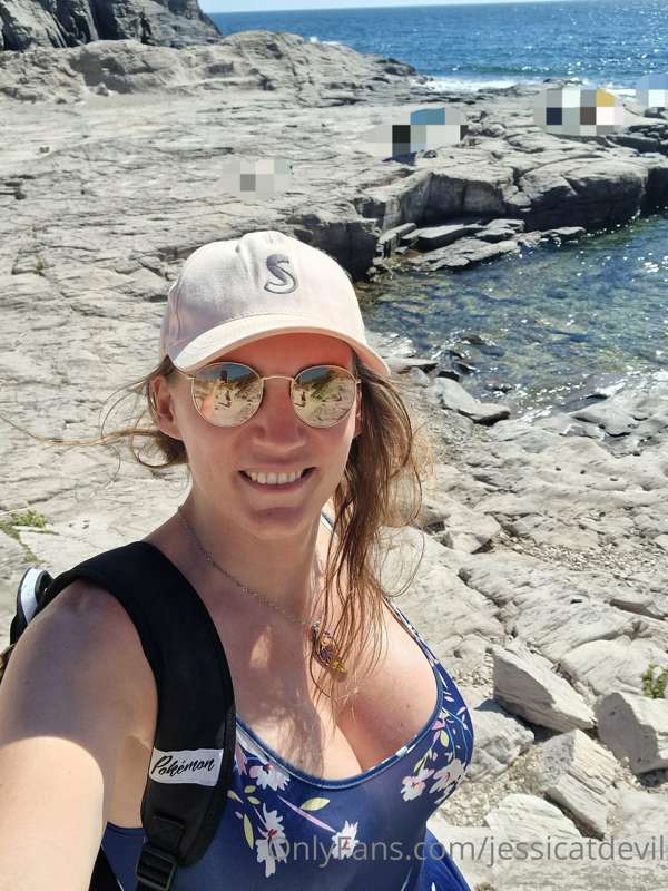 Quelques poses sur les rochers 😊
J'aime beaucoup ce maillot .. 9