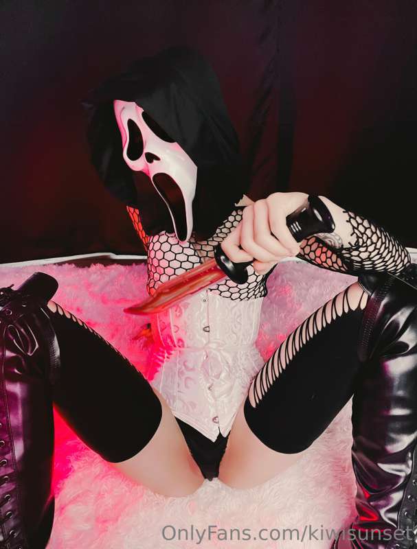 Happy Halloween, freaks 👻 🔪 🩸 
would you let me spookily cal.. 2