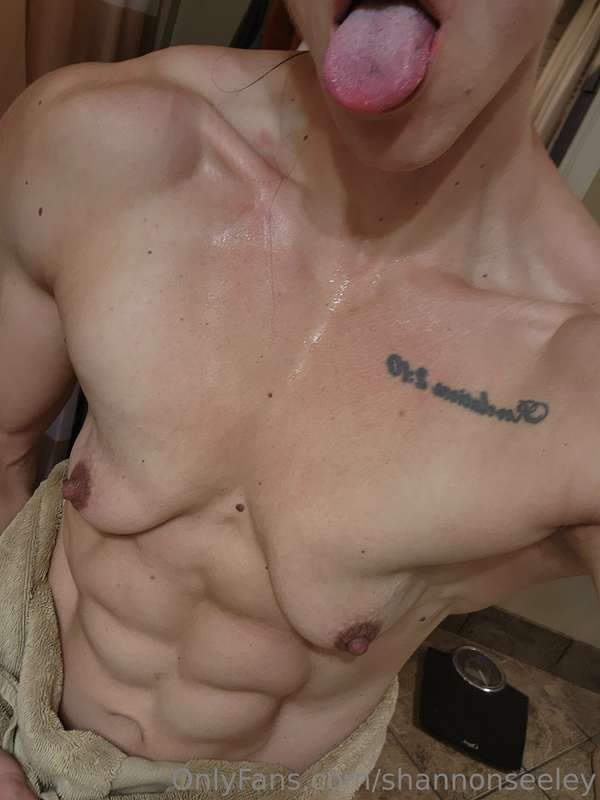 👀👀 natural pecs with my dense abs
