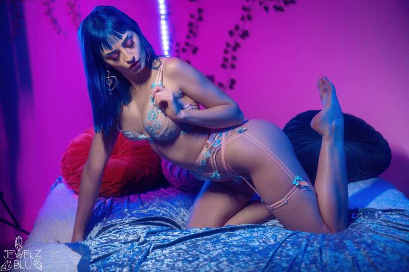In the mood for you to pull my panties to the side....mmm an.. 3