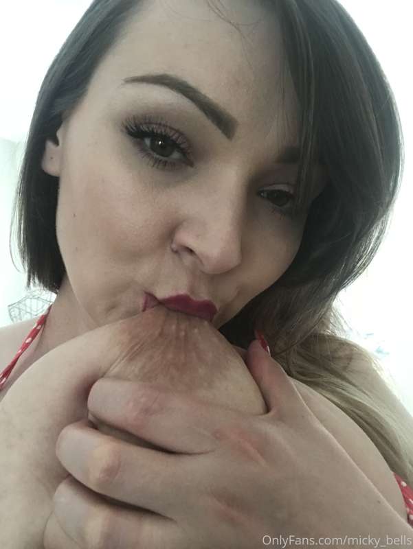 ☺️☺️I love licking and sucking my boobs!Give a lick or a suc.. 1