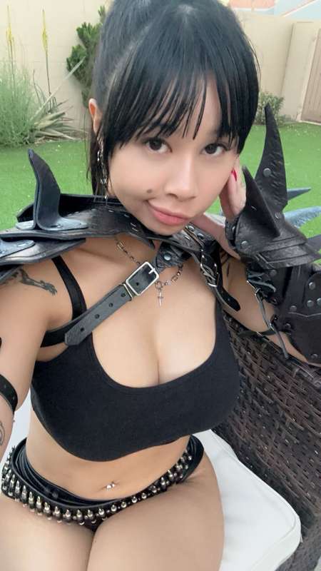 haiiiii I just sent you a super sexy cosplay set in your dms..