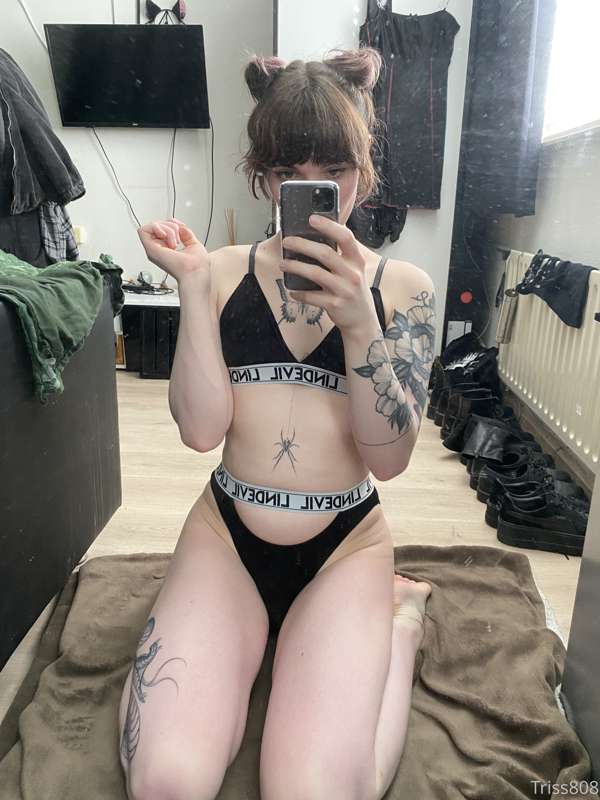 Hi qt’s ❤️

So I got a cute picture set for you all today wi..