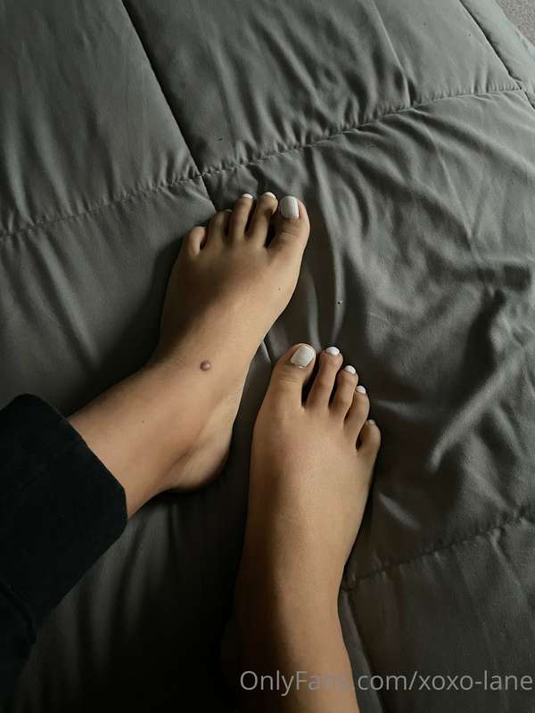 I'd love you to lick and kiss every bit of my feet 🦶🏽 1
