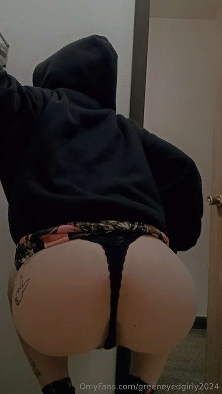 Do you like this big juicy fat ass  1