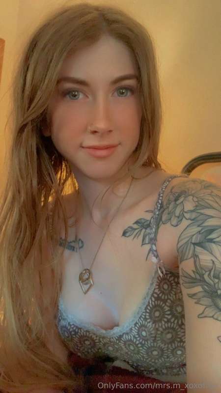A little selfie for you☀️  Make sure to check your inbox to ..