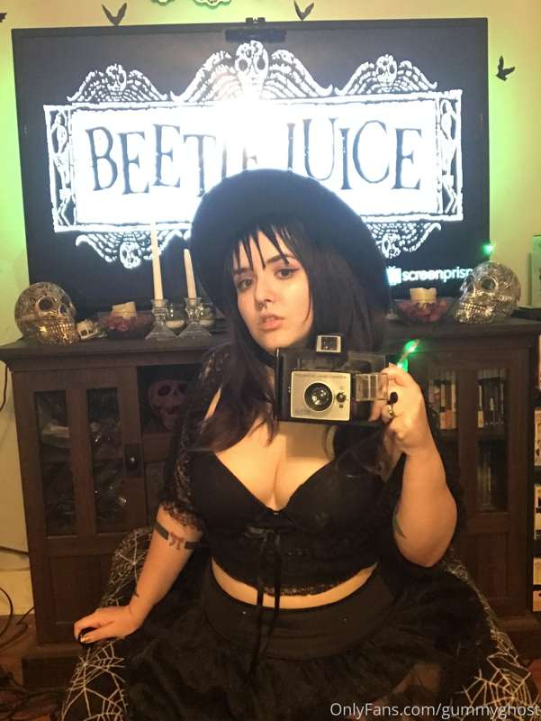 Lydia Deetz cosplay! Will you show me what’s under your shee.. 28