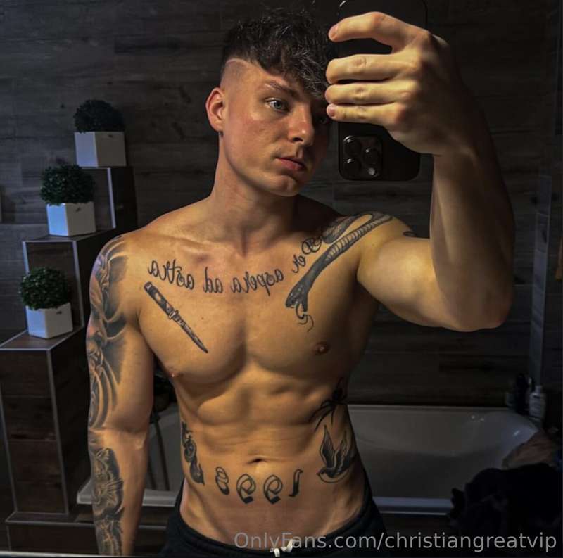 Strong, inked, and dangerous... 💣😵 