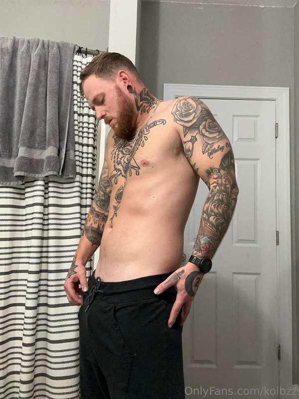 Busy work week so far, who wants to come relax with me 🖤😏(ye..