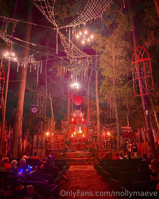 Happy Halloween!!! I just got back from the Hulaween Festiva.. 8