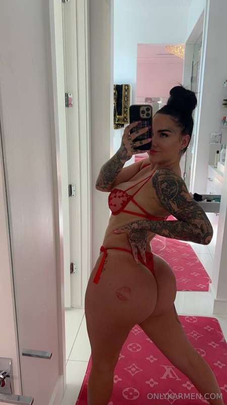 FIRST 2 FANS TO TIP $20 GETS TO SEXT BACK AND FORTH 🤤 AND YE..