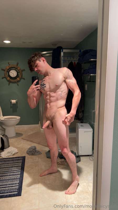 look at this gorgeous jock @josephyates and watch as he milk.. 1