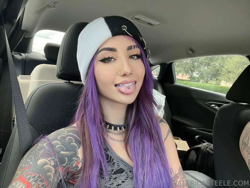 u guys always seem to like pics of me with my fang grillz in