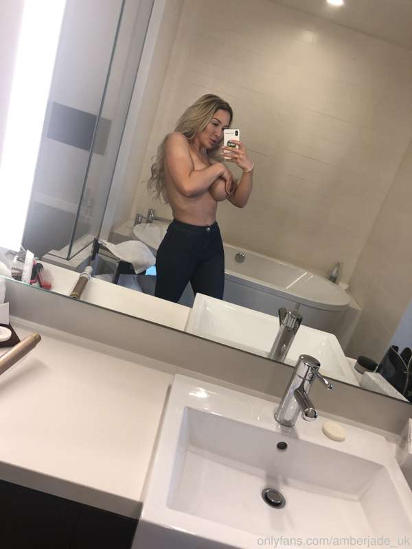 Best kind of bra a girl can wear? The hand bra 🖐 
What do yo..