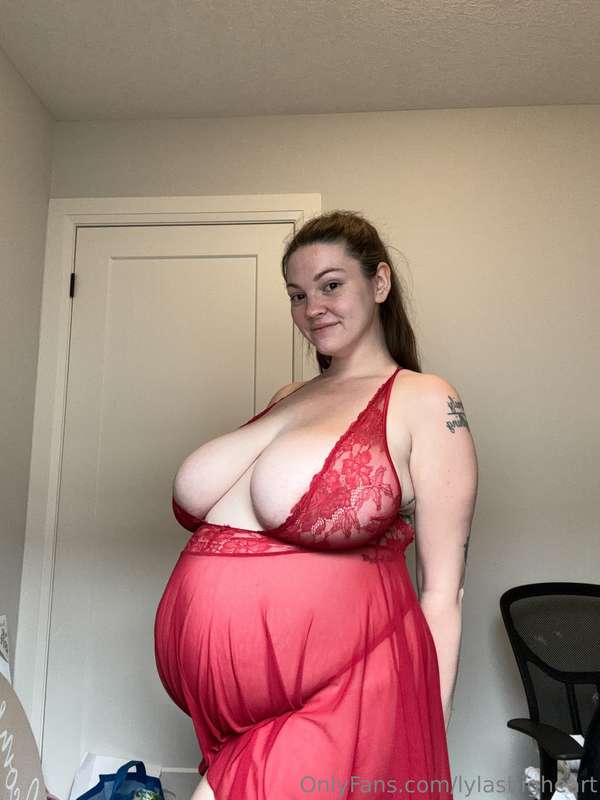 Is it weird I get soooo turned on by my curves? Look how sma..