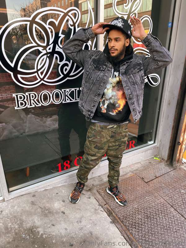 Posted up outside 🗽
