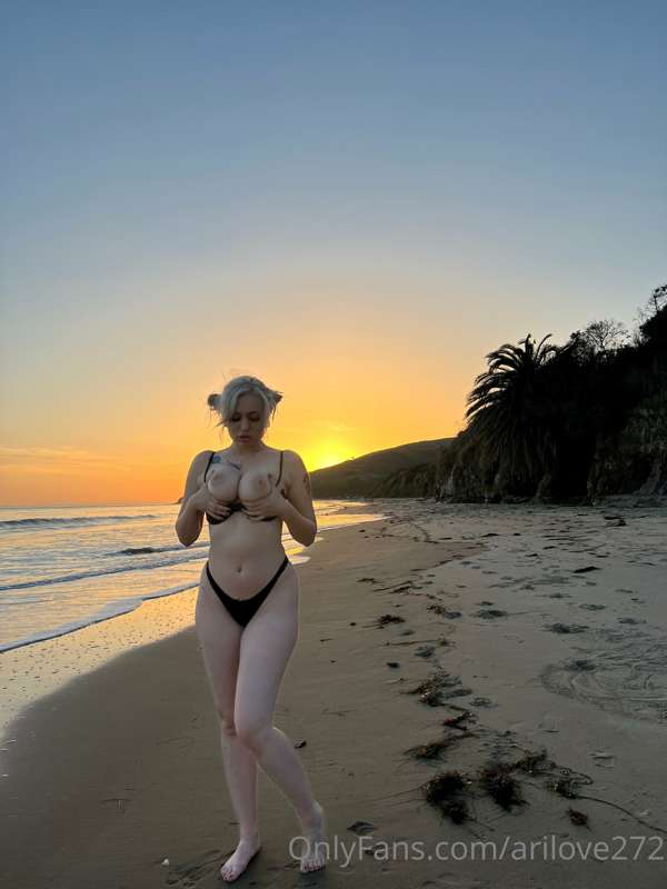 What’s better then sunsets & titties 😍 4