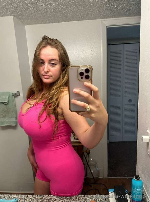 Its ASS DAY! cause i have NO ASS 😃 how many squats should i ..