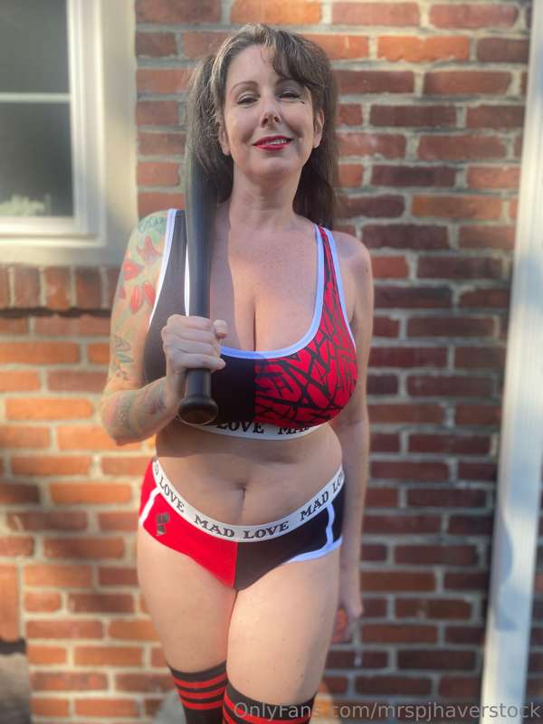 A fun photo set we’re working on… ❤️🖤❤️