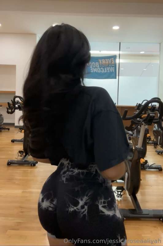 I think I see a little booty progress here today! 🍑😍What do ..