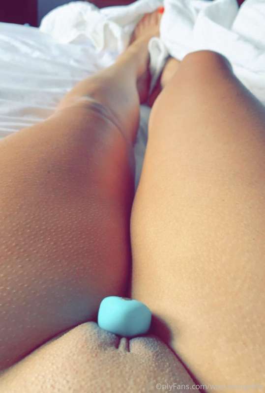 Do you like my nail color...? 😏