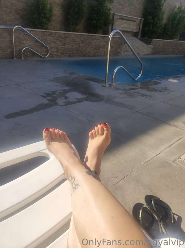 Ticklelovers time 🙊🔥💧
And many pics in the swimming pool 💧 10