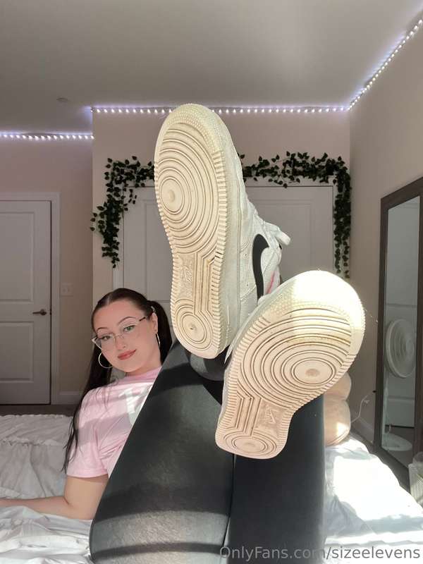 Slowly scrunching my soles and wiggling my toes🤤 good spank ..