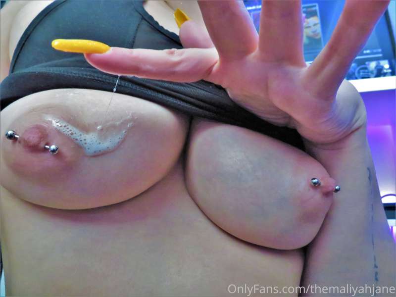 Tryna live in your mind rent free this titty tuesday... who .. 6