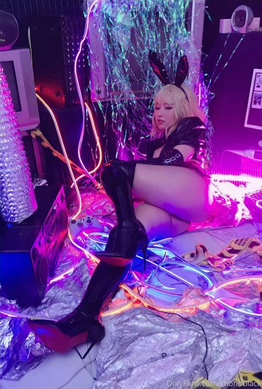 Since you wanted it, more thigh and booty selfie 2