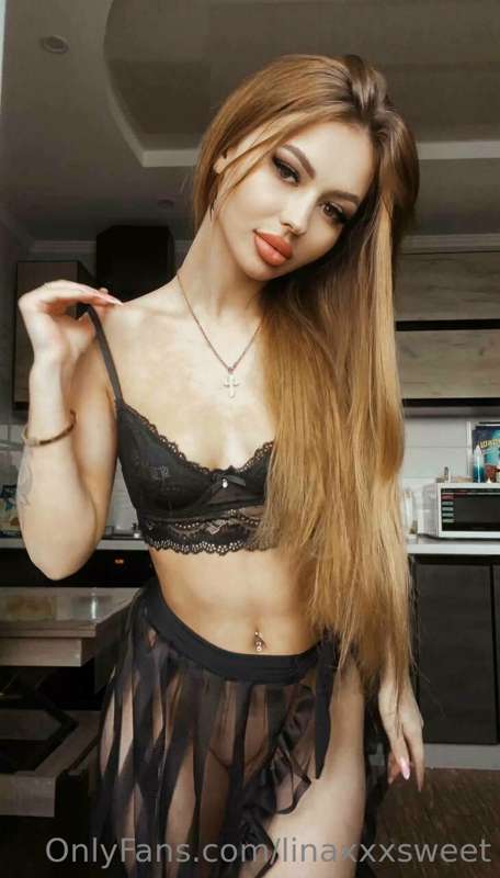 Do you think I wear panties under my skirt?😋😍