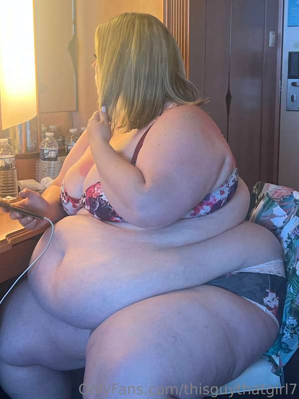 Check out these candid shotz of Britt putting on her makeup!.. 13
