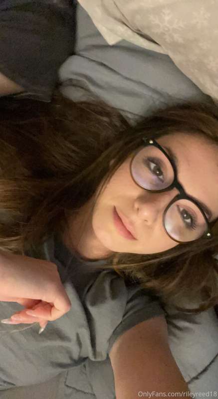 I’m in bed horny and lonely 😈 tip me $10 and let’s play