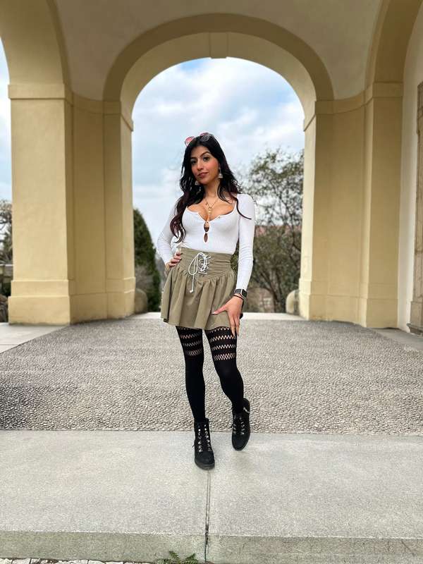 Habibi come to Prague 🇨🇿🇵🇰 Keep swiping to see my tiddies 🙈 ..