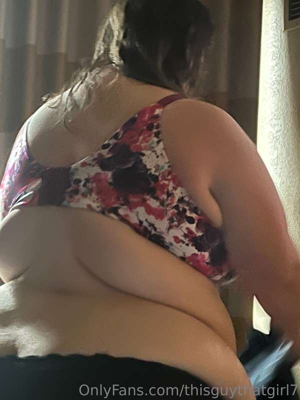 Secret shotz of Britt getting dressed 🤫 7