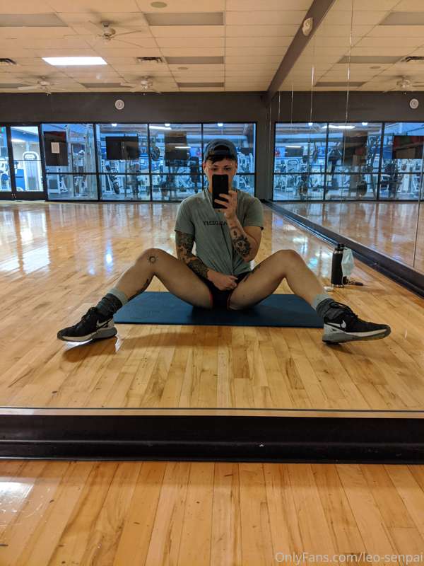 gym time! ready to sweat 💦 3