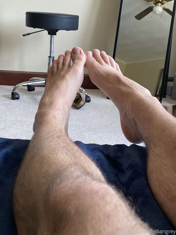 like and comment if you want me to send more of my feet to y.. 3
