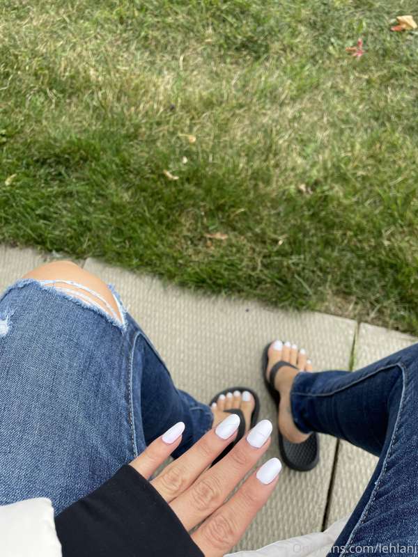 Ubie with the cute toes 😜 swipe some mani pedi pics. 2
